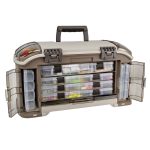 Valigeta Plano Guide Series Angled Tackle System 3700 Sandstone Trusa voblere, naluci